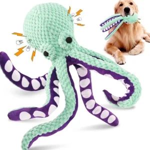 Grüner Plüsch-Oktopus mit violetten Armen und Hund beim Spielen